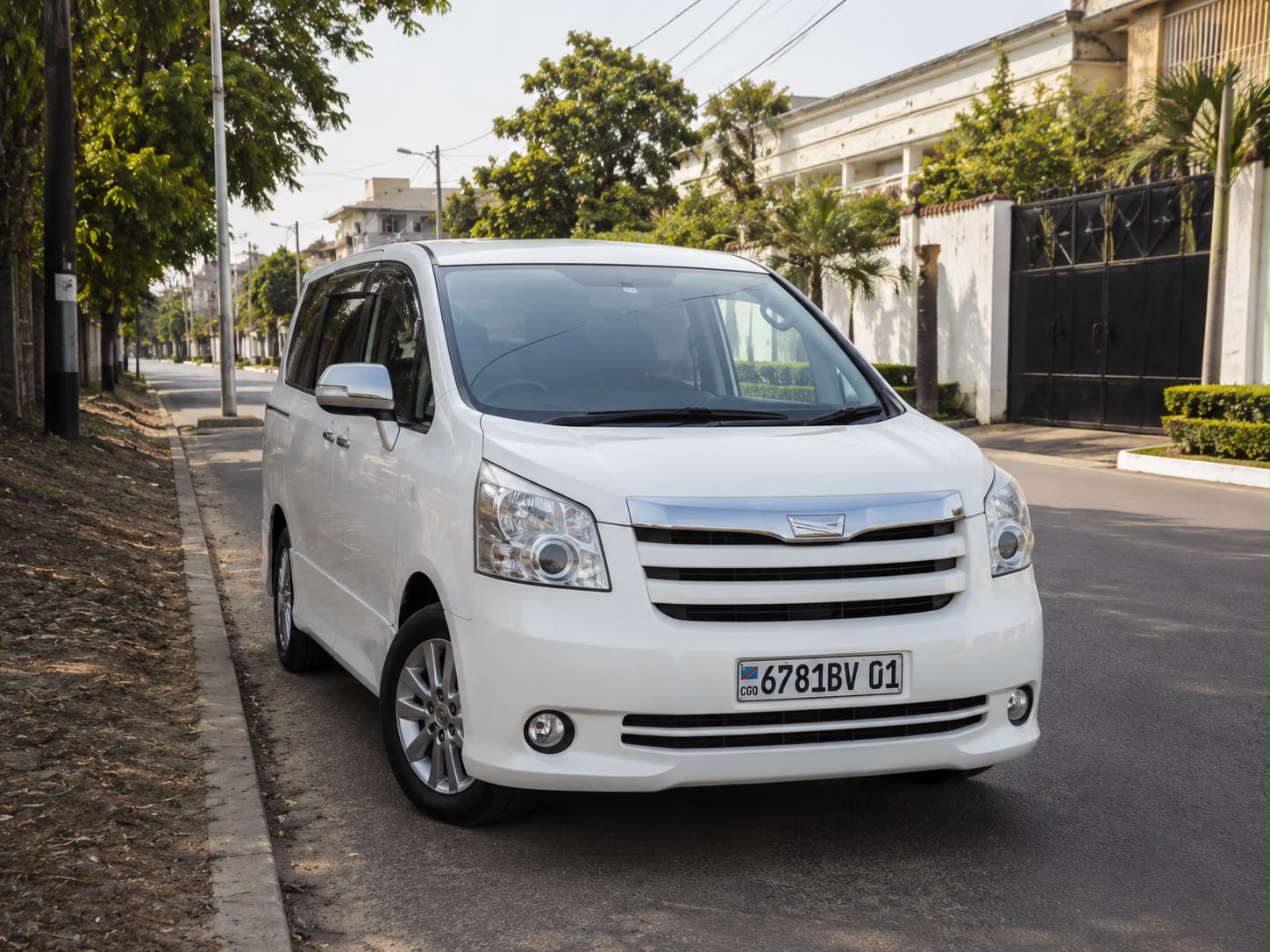 Toyota Noah blanche